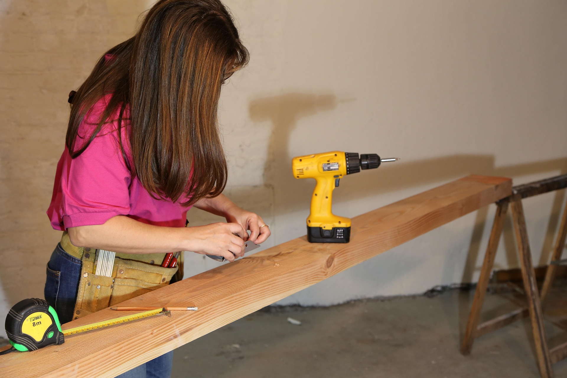Bricoleur au travail sur un chantier participatif